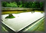 the famous garden of Ryoan-ji, Kyoto: click to see it's restaurant (20 K)