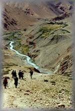 descending the Nara Lagna pass into Tibet 4580m (55K)