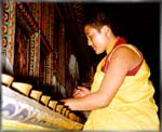 ani (nun) at Rachen Gompa (45K)   